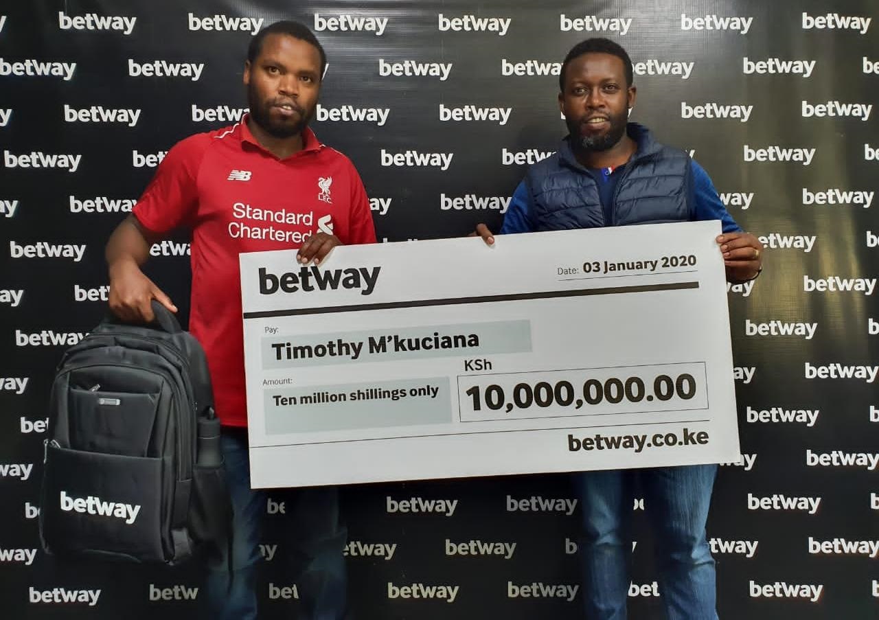 Timothy M'Kuciana receives cheque from Betway Country Manager Leon Kiptum www.businesstoday.co.ke