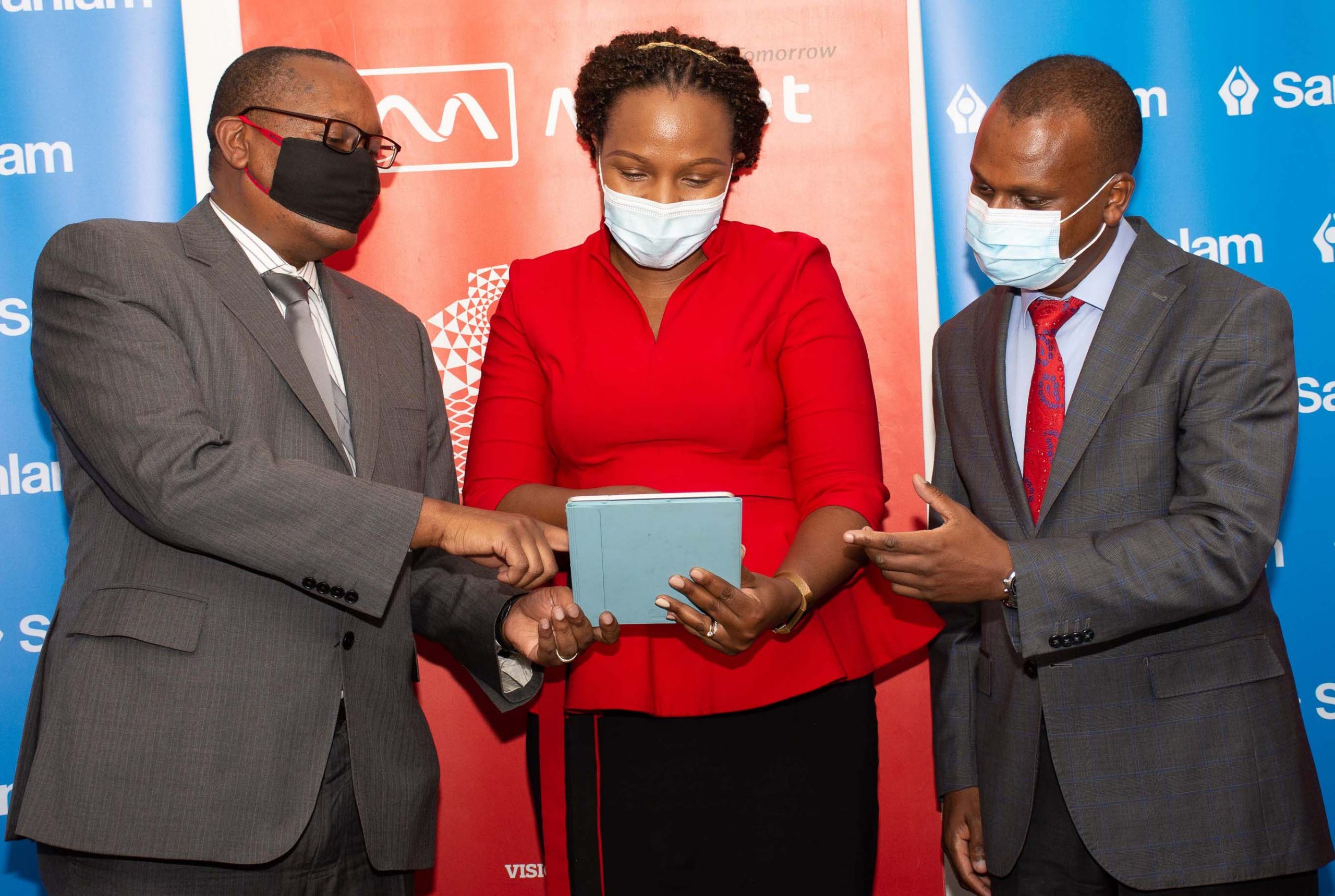 Minet Kenya Managing Director Sammy Muthui flanked by Sanlam Life Head of Corporate Business Sales Jacqueline Karasha and Sanlam Life Acting CEO Kevin Mworia at the Launch of RetireMed