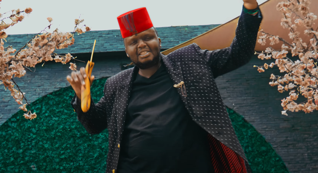 Mejja in a music video for 'Pakua' by Jovial