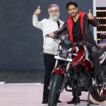Hero MotorCorp Managing Director Dr Pawan Munjal (left) with Bollywood actor Shak Rukh Khan at an event to celebrate the 100 million cumulative production milestone on January 21, 2021.