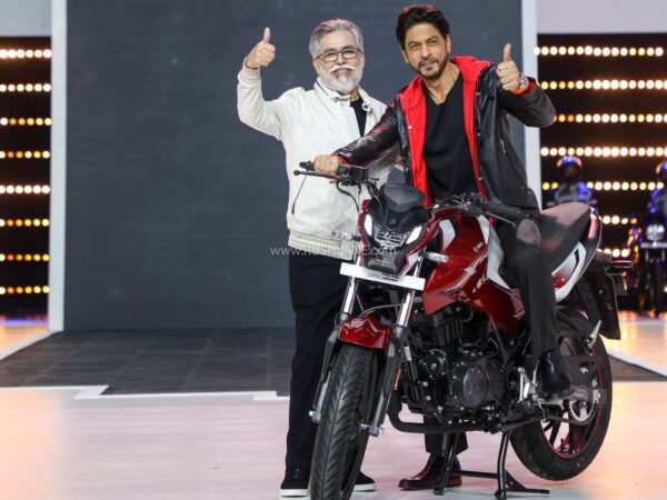 Hero MotorCorp Managing Director Dr Pawan Munjal (left) with Bollywood actor Shak Rukh Khan at an event to celebrate the 100 million cumulative production milestone on January 21, 2021.