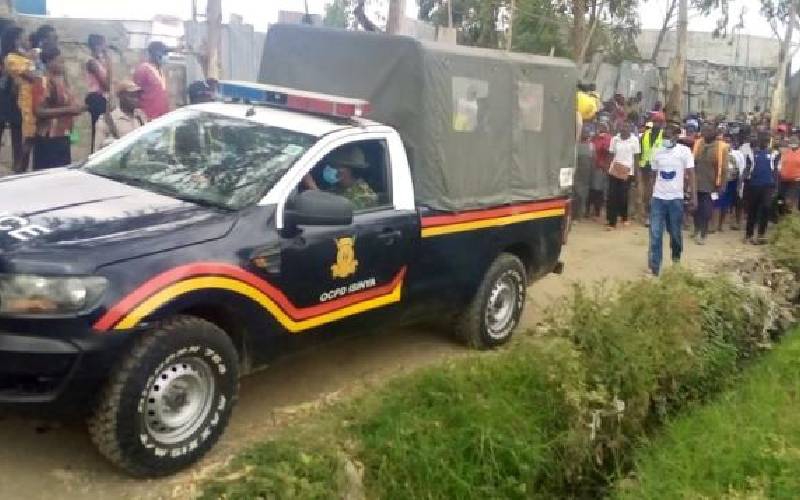 Police officers from Kitengela Police Station drive off after loading the body of 8-year old Shantel Nzembi into their vehicle. Shantel was found killed and her body dumped in a thicket in Kitengela just days after her parents reported her missing. [Photo/ Peterson Githaiga]