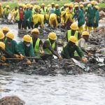 Nairobi County workers take part in a clean-up exercise in Nairobi River at Korogocho Slums in Nairobi, capital of Kenya, May 15, 2019. An Attempt by the State to take control of county employees' pension fund faces opposition on multiple fronts. [Photo: Xinhua/Fred Mutune]