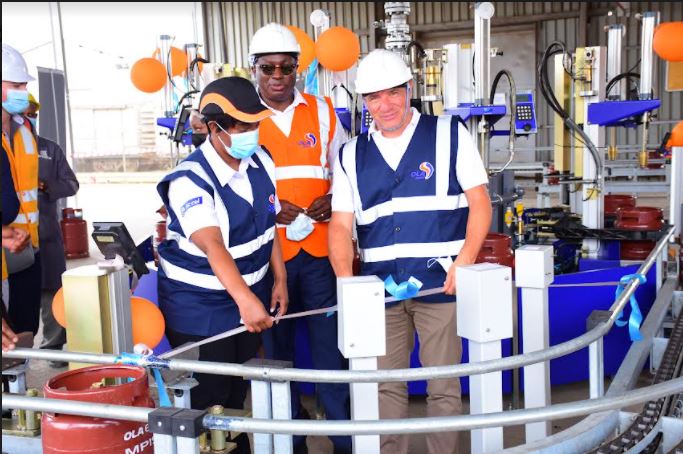 OLA Energy COO Maurizio Libutti (Right) cuts a ribbon to mark the commissioning of the Ksh40 million LPG Plant in Nbi. Looking on is GM-Kenya Millicent Onyonyi & Regional Business Officer Ali Moulaye (C),