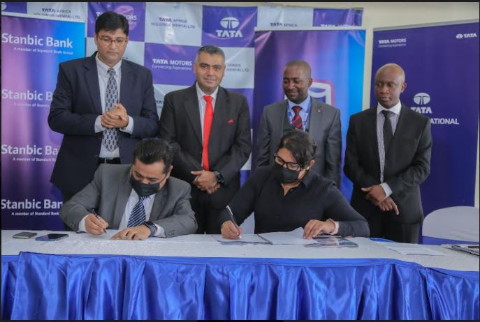 Head of Client solutions Stanbic Bank Kenya (R) and Head of Auto-Business TATA Africa Holdings Kenya during the signing of a Memorandum of Understanding between Stanbic Bank and TATA Africa Holdings, looking on is incoming Head of Sales and Marketing TATA Africa Holdings Vivik Acharya (L),Outgoing Head of Sales and Marketing TATA Africa Holdings Sudhanshu Taneja, (Second L) Head of Asset finance Stanbic Bank Kimani Njagi (Second R) and Head of Bancassurance Stanbic Bank(R).