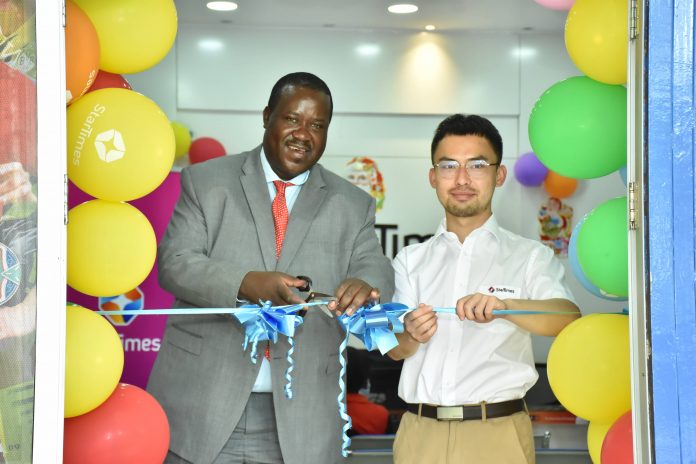 StarTimes Media has inaugurated its 4th business hall in Nairobi at Solar House within the central business district. The event was graced by Consumers Federation of Kenya Secretary General Mr. Stephen Mutoro (left) accompanied by the Deputy Marketing Director Mr. Terry Liu (Right).