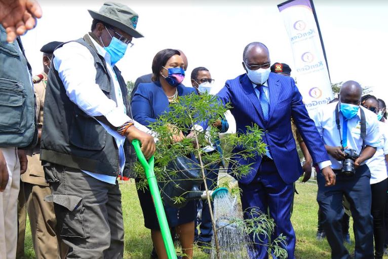 KenGen’s Managing Director and CEO, Rebecca Miano (centre), Cabinet Secretary for Transport, Infrastructure, Housing and Urban Development, James Macharia, EGH (right) and Environment and Forestry Cabinet Secretary Keriako Tobiko (left) planting a tree during the commemoration of the World Habitat Day in November 2021. As a participant member of UN Global Compact (UNGC), KenGen has committed to align its activities to the Business ambition of keeping global warming to 1.5°C through the implementation of various environmental projects.