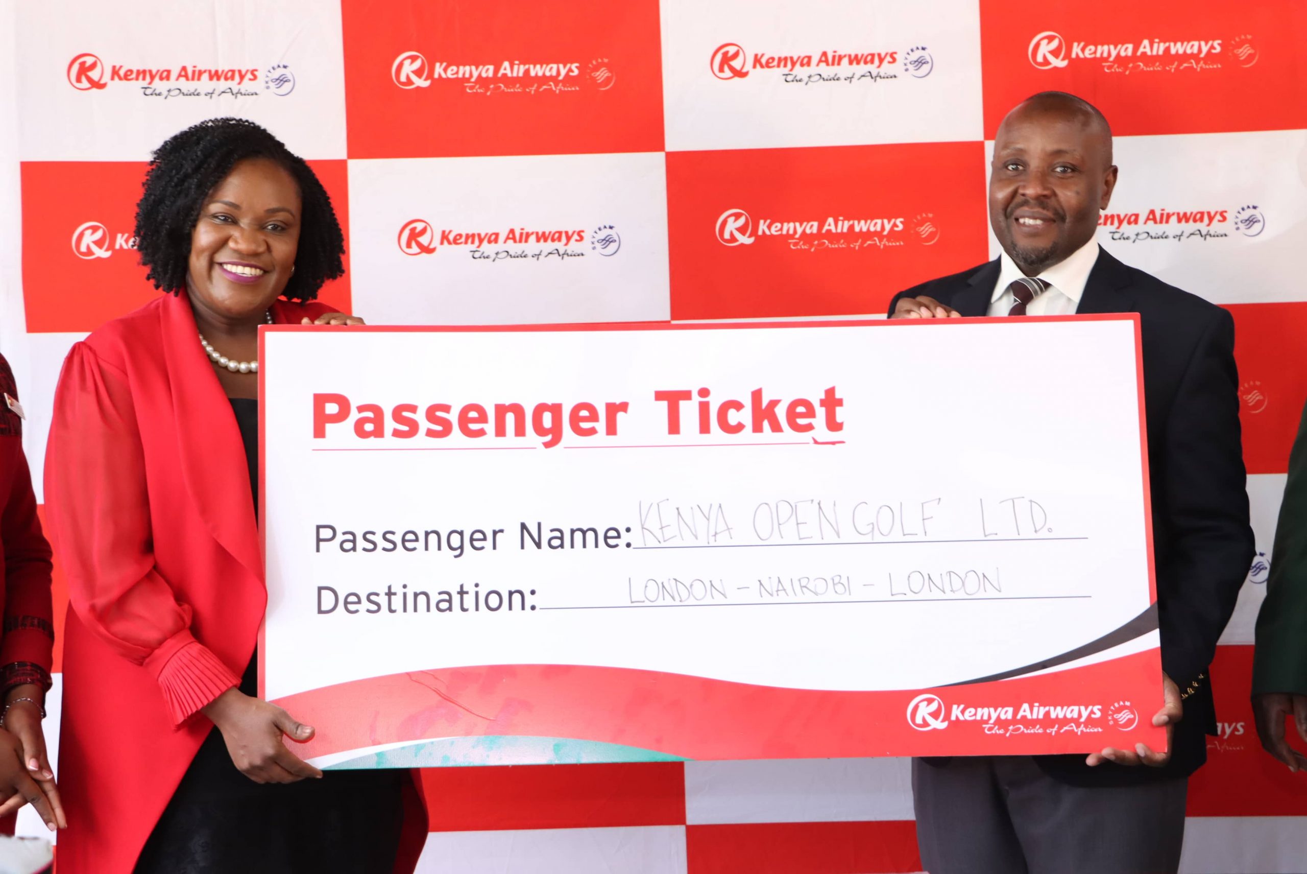 Zuhura Odhiambo Commercial Director Kenya Open receiving the chequie from Kenya Airways CEO Allan Kilavuka. [Photo/ Courtesy]