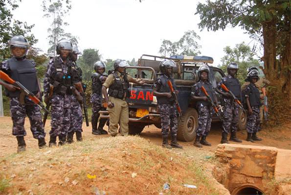 This image shows Ugandan police blocking the entrance to Kizza Besigye’s home in 2016. Photo/Courtesy