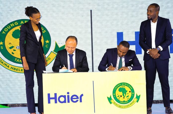 Haier's Leon Chi and Yanga President Hersi Said when they signed the sponsorship deal on January 30, 2023. [Photo/ Diramakini]