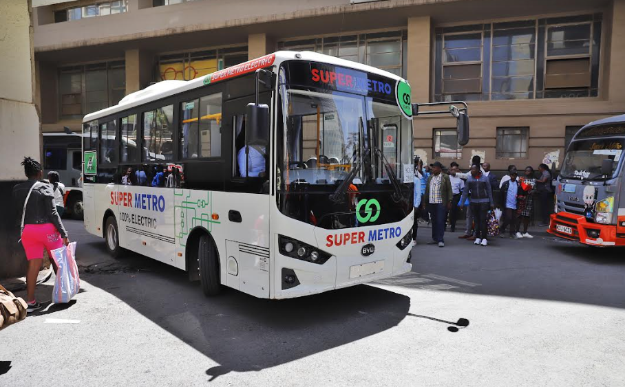 Super Metro Sacco, announces the introduction of its first electric bus as part of its fleet. Supplied by Kenyan electric mobility startup BasiGo, the 25-seater K6 Electric bus starts operating today and will ply the CBD to Kikuyu and CBD to Kitengela routes.