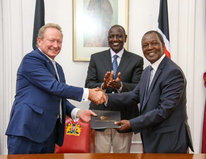 (L-R) Fortescue Future Industries Chairman Dr. Andrew Forrest, President of Kenya H.E. Dr. William Ruto CGH and Cabinet Secretary, National Treasury & Economic Planning Prof. Njuguna Ndung’u during the signing of the agreement at State House.