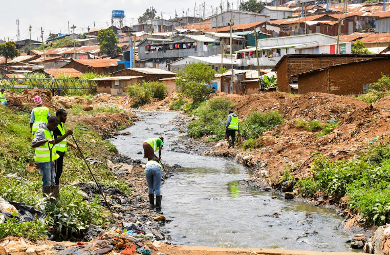 Kenyans cleaning a river in Nairobi under the Climate Worx programme. [Photo/Climate Worx]