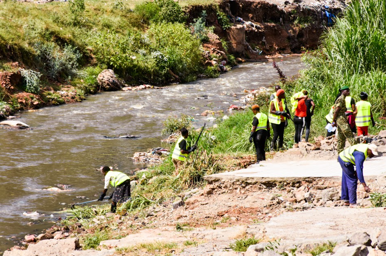 Kenyans cleaning a river in Nairobi under the Climate Worx programme