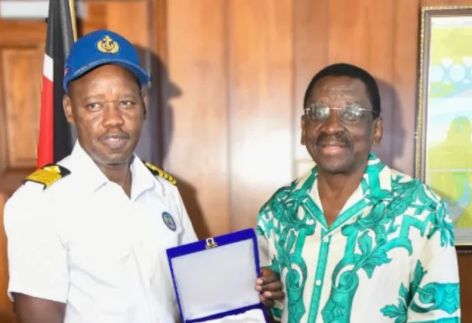 Siaya County Governor James orengo with KPA official.