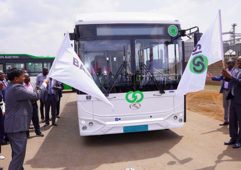 BasiGo CEO, Jit Bhattacharya (left) and Lee Kinyanjui Cabinet Secretary for investments, Trade and Industry flag off one of the locally assembled BasiGo buses under the King Long brand. This has been enabled through a partnership between Kenya Vehicle Manufacturers (KVM) to enable the rollout of these vehicles in Kenya.