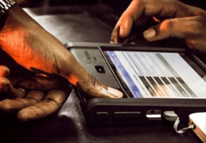 Citizen registering to vote in a past exercise