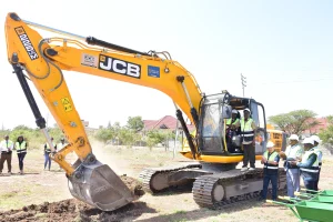 Superior Homes Kenya Board Member Ken Luusa operates an Excavator alongside Danson Ogutu during the groundbreaking of The Orchards at Northlands, a Ksh. 3 billion residential development seeking to cater for the growing demand for organised housing in Kenya. Looking on are Superior Homes MD Ian Henderson, Homeowner Geoffrey Muchiri, and Northlands City Operations Manager Collins K’owuor