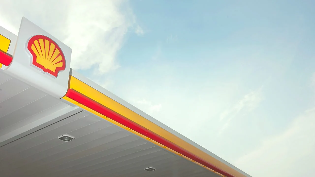 Retail station at canopy with shell logo