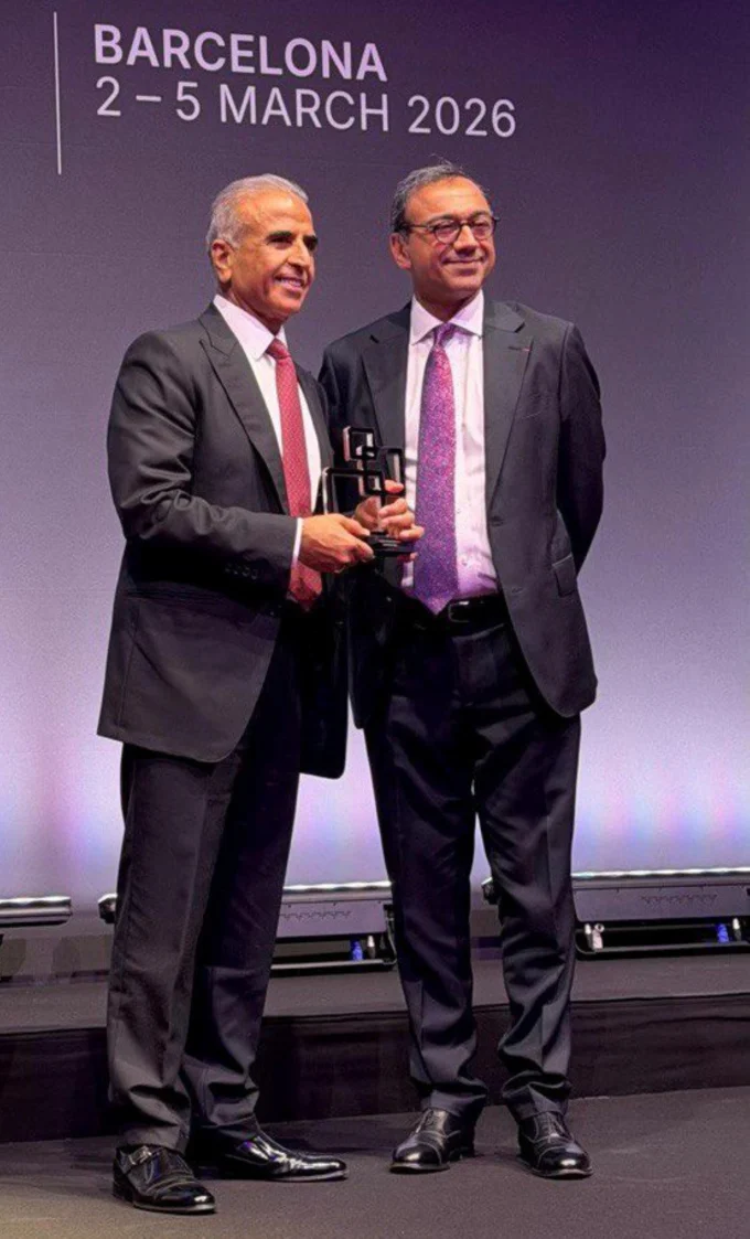 Sunil Bharti Mittal, Founder and Chairman of Bharti Enterprises, receives the GSMA Lifetime Achievement Award from Vivek Badrinath, Director General of the GSMA, at Mobile World Congress in Barcelona.