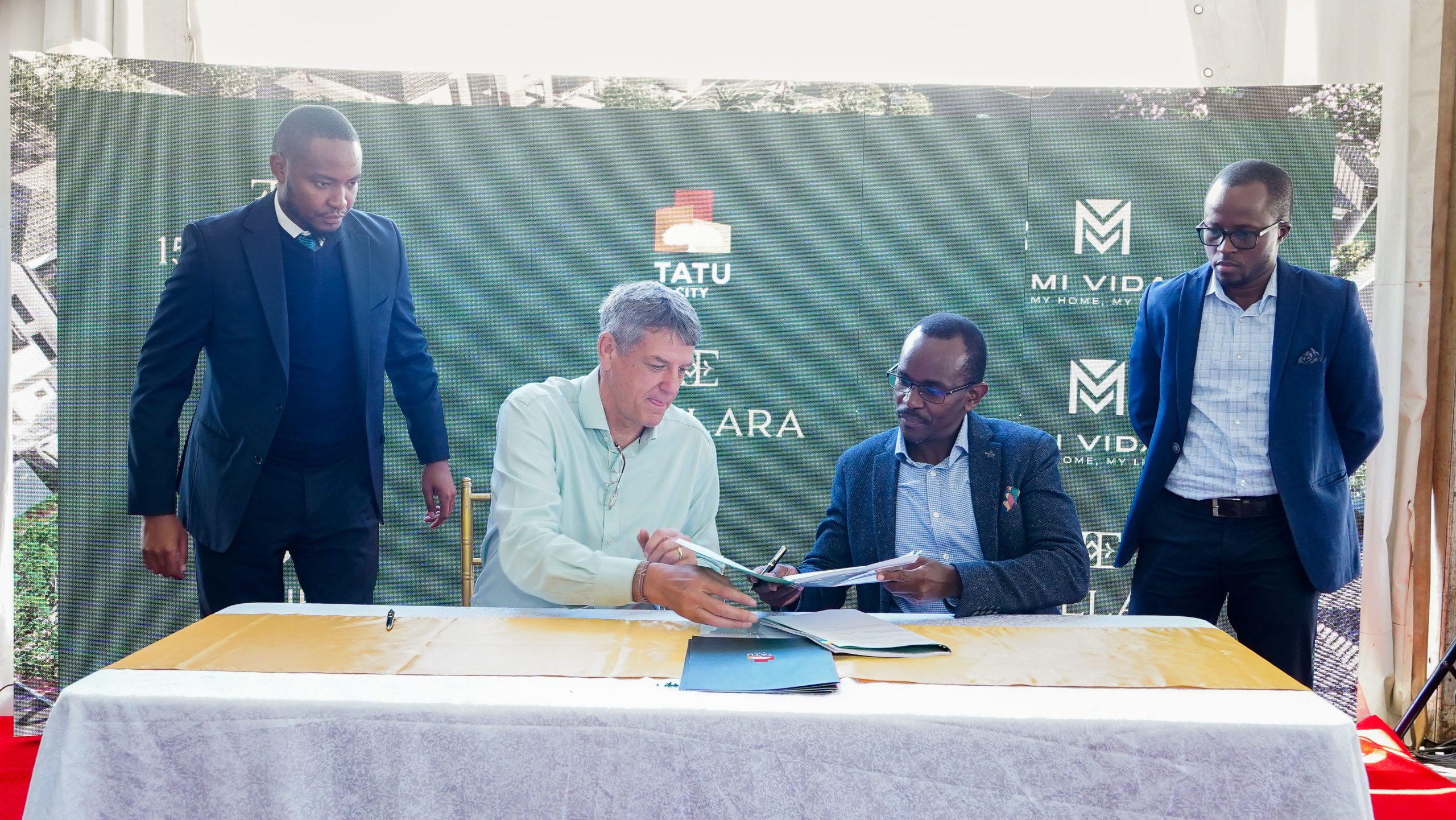 Stephen Jennings, Founder and CEO of Rendeavour (left), and Samuel Kariuki, Chief Executive Officer of Mi Vida Homes (right), sign a service agreement during the official launch of 156 Elara at Tatu City, signalling Mi Vida Homes’ expansion into Kenya’s high-end housing segment. They are joined by James Marumi, Head of Legal at Tatu City (far left), and Solomon Nzomo, Finance Director at Mi Vida Homes (far right).