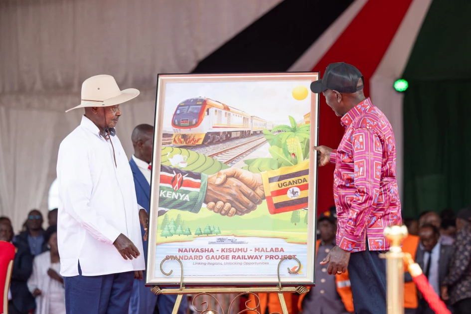 Kenyan President William Ruto and Uganda's leader Yoweri Museveni