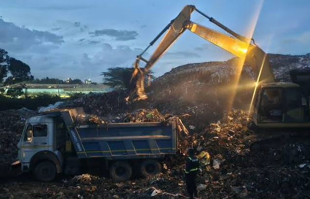 Waste operators working at dawn.